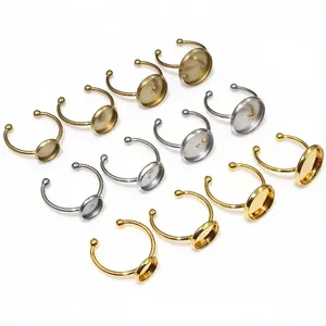 Mehrere Edelstahl Ringrohlinge mit runder Fassung in Gold und Silber für DIY-Schmuck.
