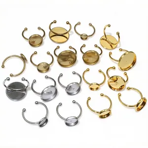 Detailansicht verstellbarer Edelstahl-Ringrohlinge mit runden Cabochon-Fassungen