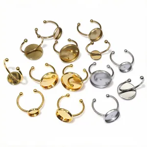 Auswahl an Edelstahl Ringrohlingen in verschiedenen Gold- und Silberausführungen.