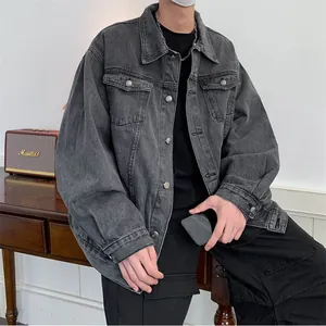 Giacca di jeans grigio lavato dal taglio comodo per uomo in stile lifestyle