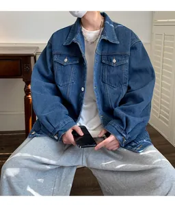 Giacca di jeans blu ampia da uomo con t-shirt bianca e pantaloni sportivi grigi casual