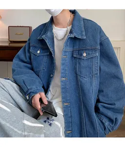 Vista dettagliata della giacca di jeans da uomo ampia con colletto e tasche classici