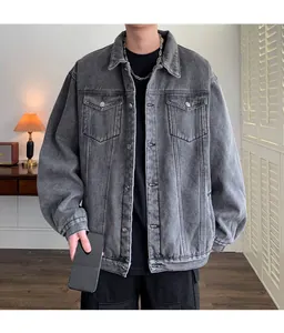 Dettaglio di una giacca di jeans grigia lavata dalla vestibilità ampia per uomo casual