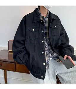 Giacca di jeans nera ampia da uomo con tasche sul petto e chiusura con bottoni metallici.