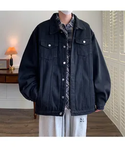 Primo piano di una giacca di jeans nera oversize da uomo con bottoni argentati