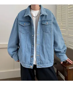 Giacca di jeans azzurra da uomo oversize con tasche sul petto e chiusura a bottoni