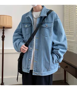 Vista dettagliata della giacca di jeans blu ampia da uomo con tasche e bottoni metallici