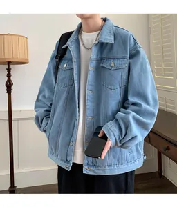 Giacca di jeans oversize da uomo con colletto classico e lavaggio blu chiaro.