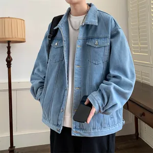 Giacca di jeans azzurro chiaro da uomo, stile casual streetwear vista dettagliata ravvicinata.