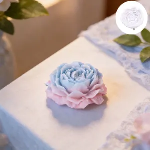 Detail van een blauw-roze pioenvormige zeep gemaakt met een siliconen mal