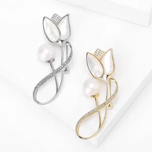 Detailansicht eleganter Tulpenbroschen in Gold und Silber mit Perlen- und Muscheleinlagen