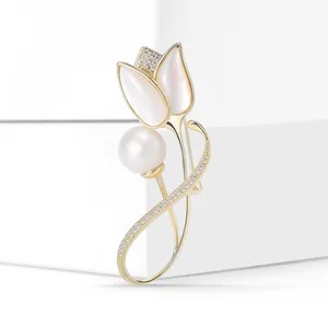 Elegante goldfarbene Tulpenblüten-Brosche mit runder Perle und Perlmutt-Inlay-Details