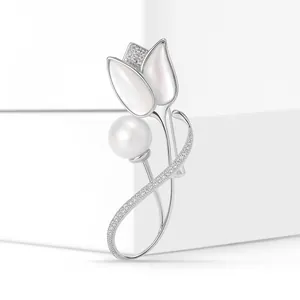Eleganter silberner Tulpen-Brosche mit Perlenakzent und Kristallpavé für Damenkleider