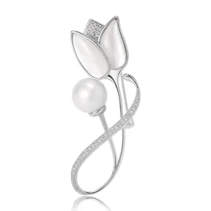 Eleganter silberner Tulpen-Broschen-Pin mit schimmernder Perle und Kristallen.