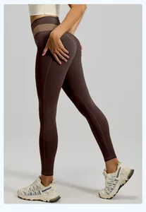 Vista lateral que muestra el ajuste y detalle de malla de los leggings deportivos