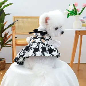 Gros plan d'une robe à carreaux pour animaux avec boutons cœur et nœud sur chien