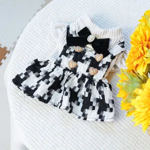 Vue détaillée d'une élégante robe à carreaux pour animaux avec boutons en cœur.