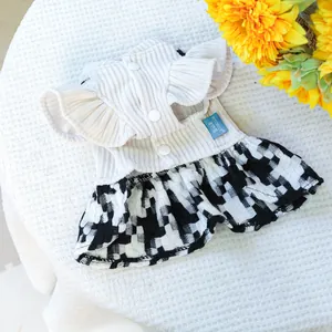 Détail d'une robe stylée pour animaux avec jupe à carreaux et haut à volants côtelé