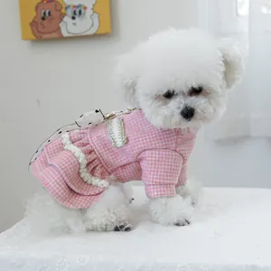 Vue détaillée d'une robe rose pour animal avec motif pied-de-poule et de dentelle