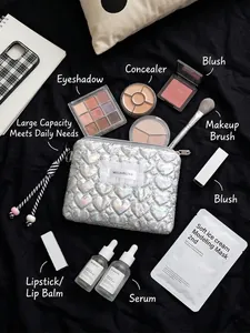 Borsa per trucco olografica argentata con trapuntatura a cuore e cinturino da polso intrecciato