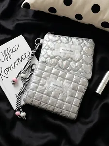 Mini pochette trapuntate argento con motivi a cuore e quadri e cinturini da polso intrecciati