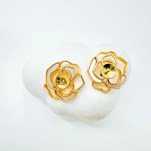 Vista dettagliata di basi per orecchini a camelia dorata con elegante intarsio in conchiglia