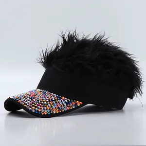 Divertida visera negra con peluca y pedrería de colores brillantes estilo hip hop