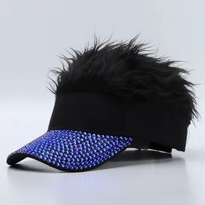 Visera de sol original con peluca negra y borde decorado con brillantes pedrería azul