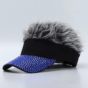 Visera negra divertida con pelo falso gris y ala decorada con pedrería azul brillante.
