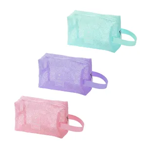 Trois trousses de toilette de voyage en filet macaron en vert menthe, violet et rose