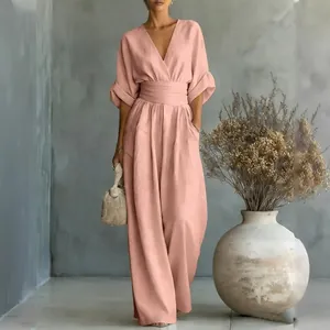 Elegante tuta rosa antico con scollo a V e vita alta per un look estivo molto chic