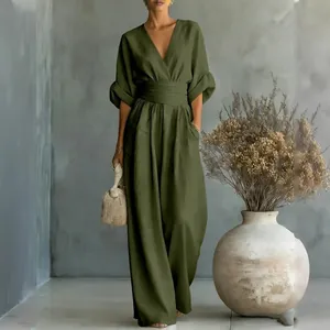 Dettaglio a figura intera di un'elegante tuta verde oliva con scollo a V e gamba larga