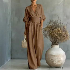 Elegante tuta intera marrone con scollo a V, vita alta e gamba larga da donna chic