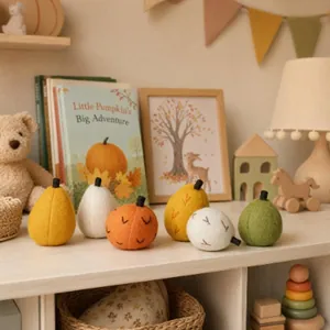 Gros plan de 6 décorations de fruits en feutre pour la fête des récoltes aux tons d'automne