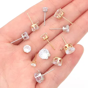 Macro-detail van koperen zirkoon oorknopjes voor DIY sieraden maken van accessoires
