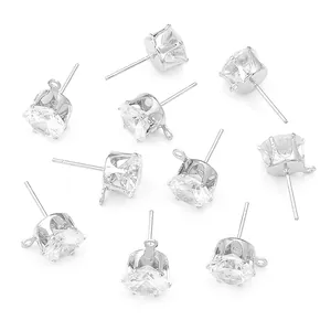 Gedetailleerde weergave van zilveren CZ-oorsteker met lusjes voor DIY-sieraden maken