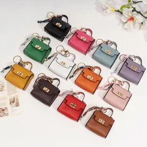 Bunte Mini-Handtaschen Schlüsselanhänger mit dekorativen Seidentüchern und Gold-Hardware