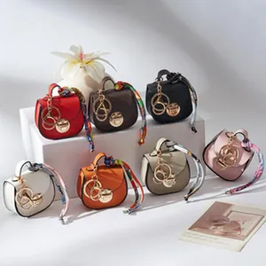 Bunte Mini-Taschenanhänger mit Seidenschal-Detail auf weißem Display-Plattform