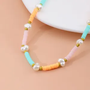 Detailansicht einer Boho-Halskette mit bunten Polymer-Heishi-Perlen und Akzenten.