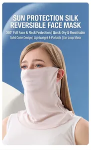 Detalle de máscara de seda rosa para sol con cobertura completa de cuello y cara del modelo