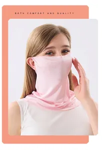 Detalle de la mascarilla de seda de mora rosa con protección solar y cubrecuello