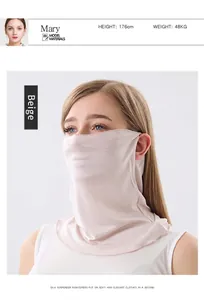 Detalle de una máscara de protección solar beige de 100% seda de morera para mujer