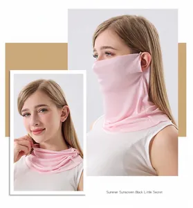 Vista detallada del protector de cuello de seda de morera 100% usado como mascarilla.