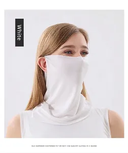 Vista detallada de una mascarilla de protección solar de seda blanca y braga de cuello en modelo
