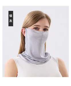 Detalle de una modelo con un protector de cuello de seda gris plata para el sol.