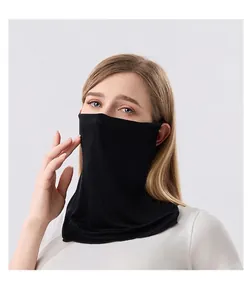 Detalle de primer plano de la máscara facial y el protector de cuello de seda de mora 100% negra