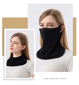 Detalle de una mascarilla solar de 100% seda usada como protector de cuello y cara.