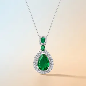 Collier raffiné en argent S925 avec émeraude de synthèse poire et halo brillant.