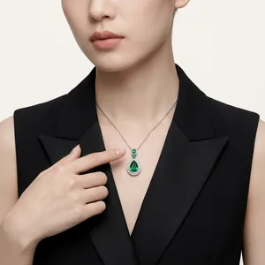 Élégant collier en argent S925 avec pendentif émeraude poire sur mannequin