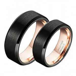 Primer plano de anillo de carburo de tungsteno negro y oro rosa con acabado cepillado